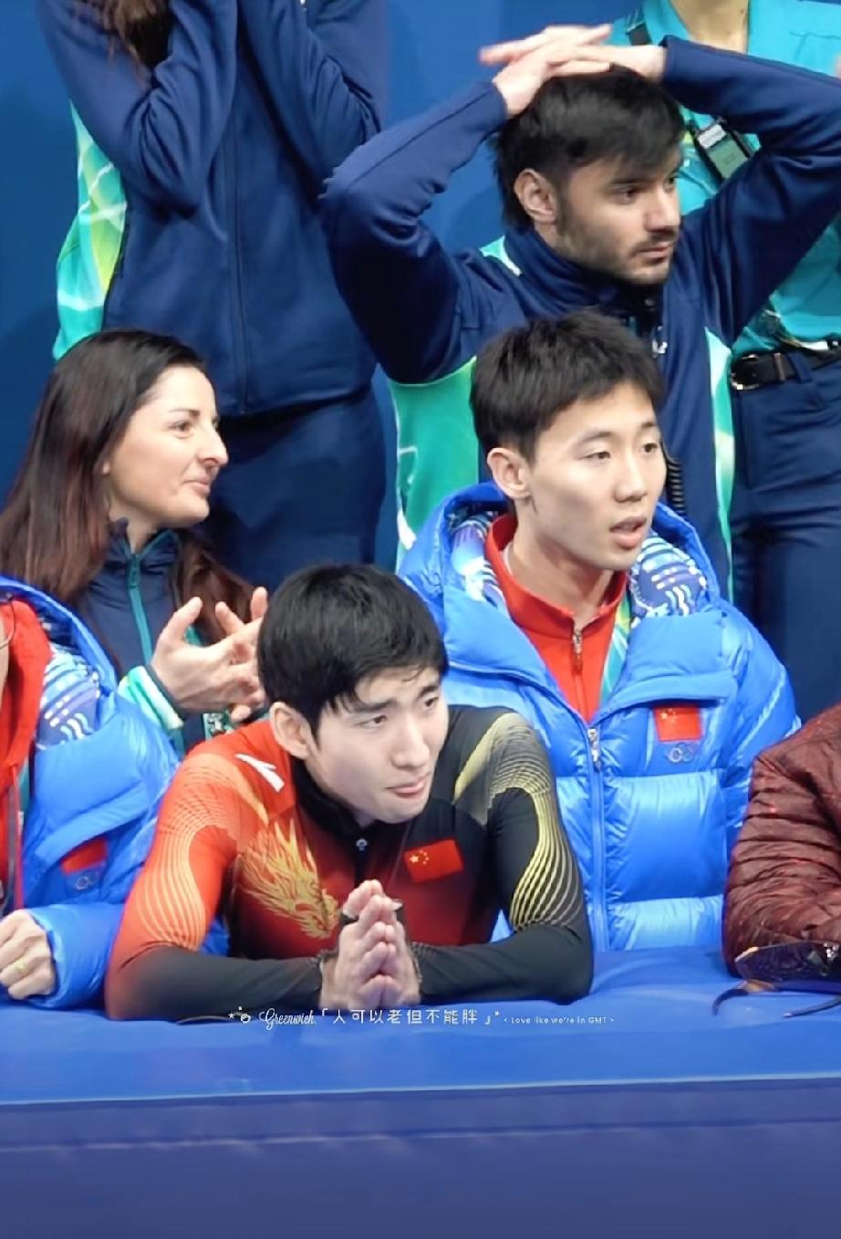 米兰冬奥会短道速滑2000米混合接力决赛，林孝埈、李文龙都在场边紧张观赛，当看到