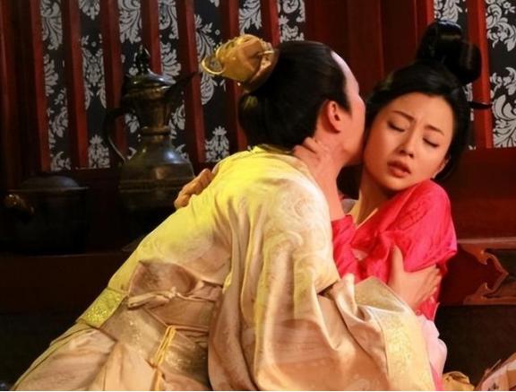 宋代，有个叫黄贵的人，看到朋友张万的妻子十分漂亮，就用计谋杀死张万，霸占了对方的