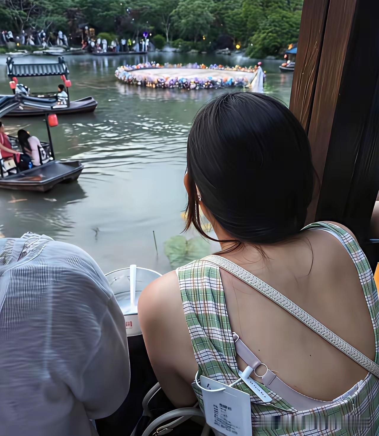 发现好多人旅游会带上衣服，穿完直接退货，这样就能轻装上阵。我妈从小就教育我，新衣