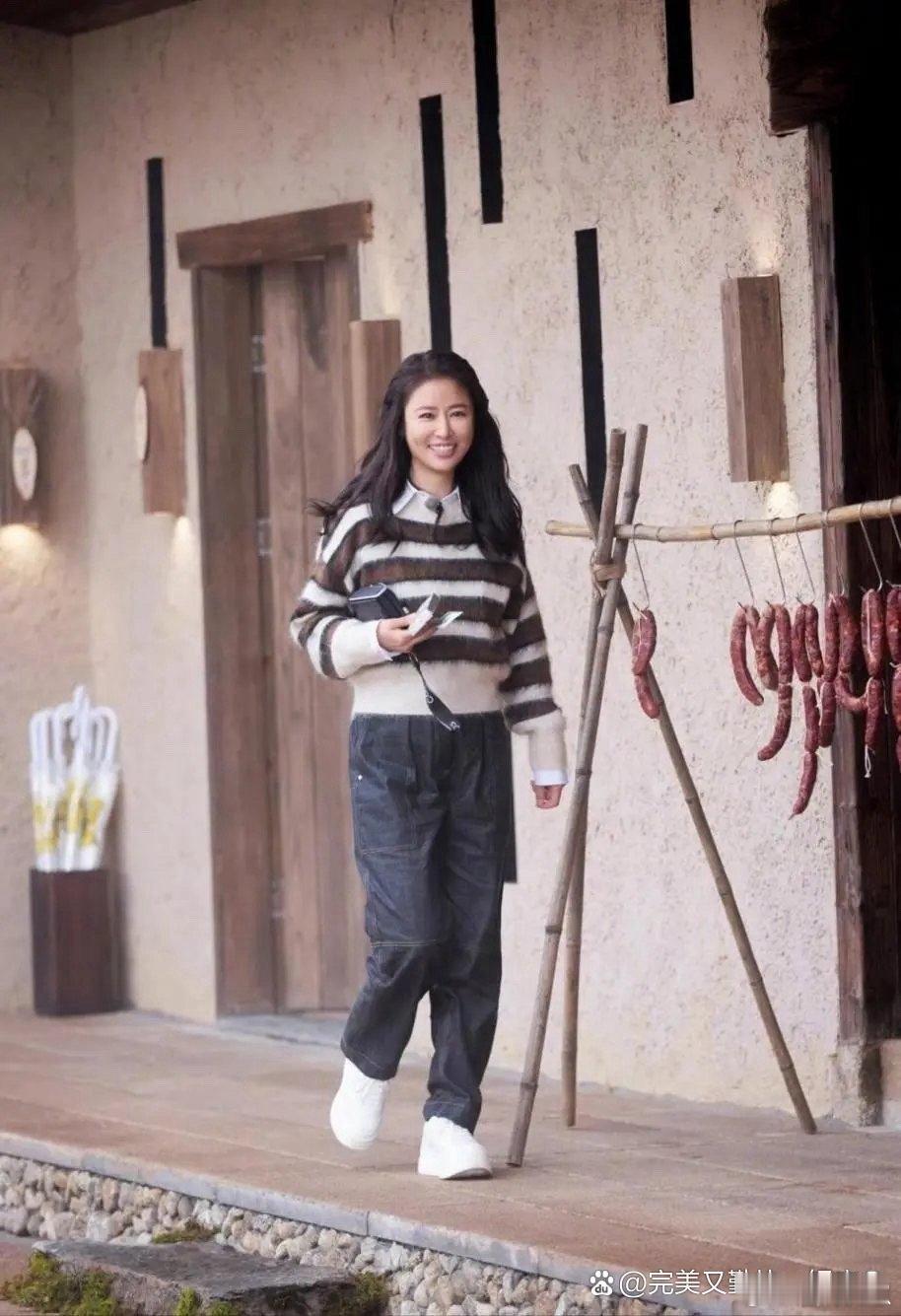 49岁林心如增肥后美出新高阶，羽绒服搭阔腿裤清爽减龄，状态好到差点认不出！