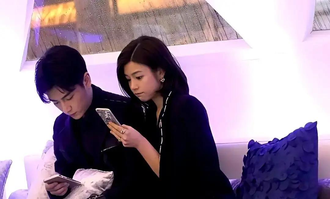 狗仔镜头里，陈晓蹲着给儿子绑鞋带，陈妍希顺手搭肩，动作轻得像路人。画面一出，去年