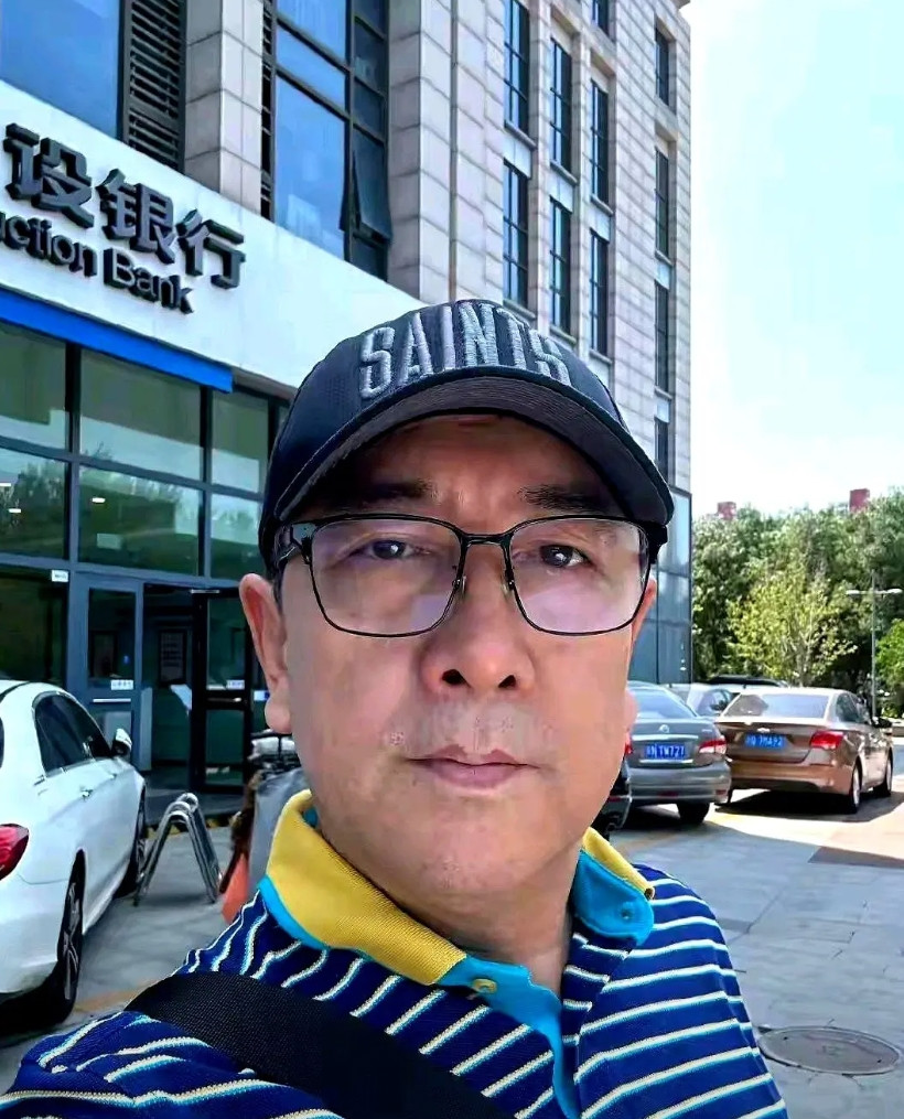 最近央视老牌主持人水均益突然被送上热搜！起因是62岁的他被爆出举家移民加拿大