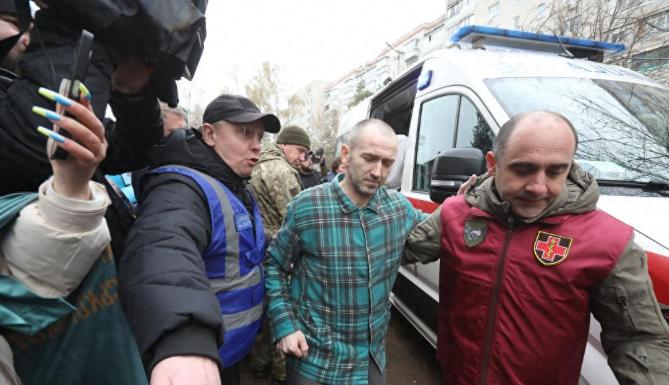 仗打了五年，人终于换回来了，俄乌互换175名战俘。可诡异的是，俄罗斯接人的飞机没