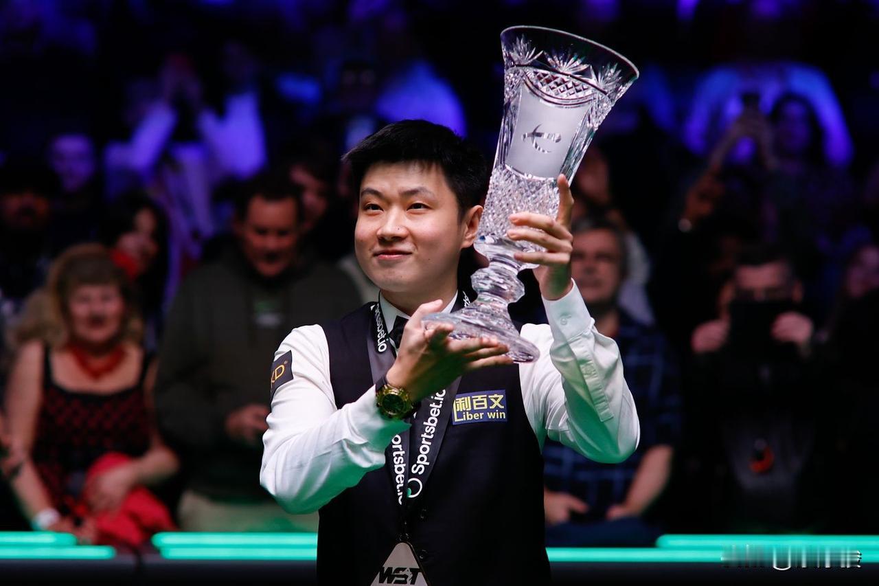 WST详细报道赵心童夺冠全文如下：世界冠军赵心童在特尔福德举行的斯诺克球