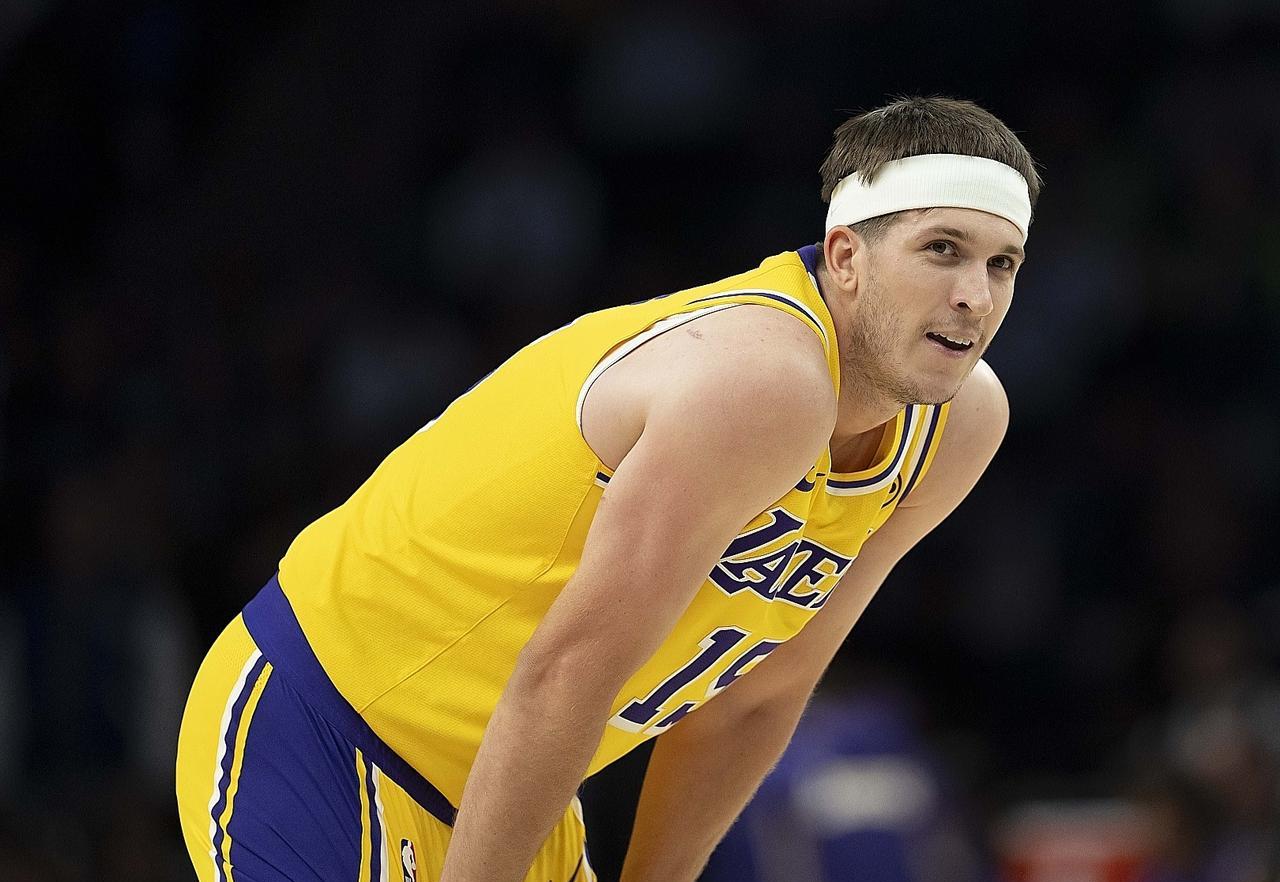 里夫斯的伤病又严重了，詹姆斯得赶紧回归了，东契奇单核带队一定要撑住！根据湖人官