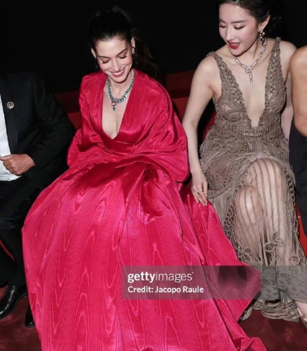 宝格丽活动C位争议顶级女明星们，不过看起来金智媛和刘亦菲的站位，比安妮海瑟薇还