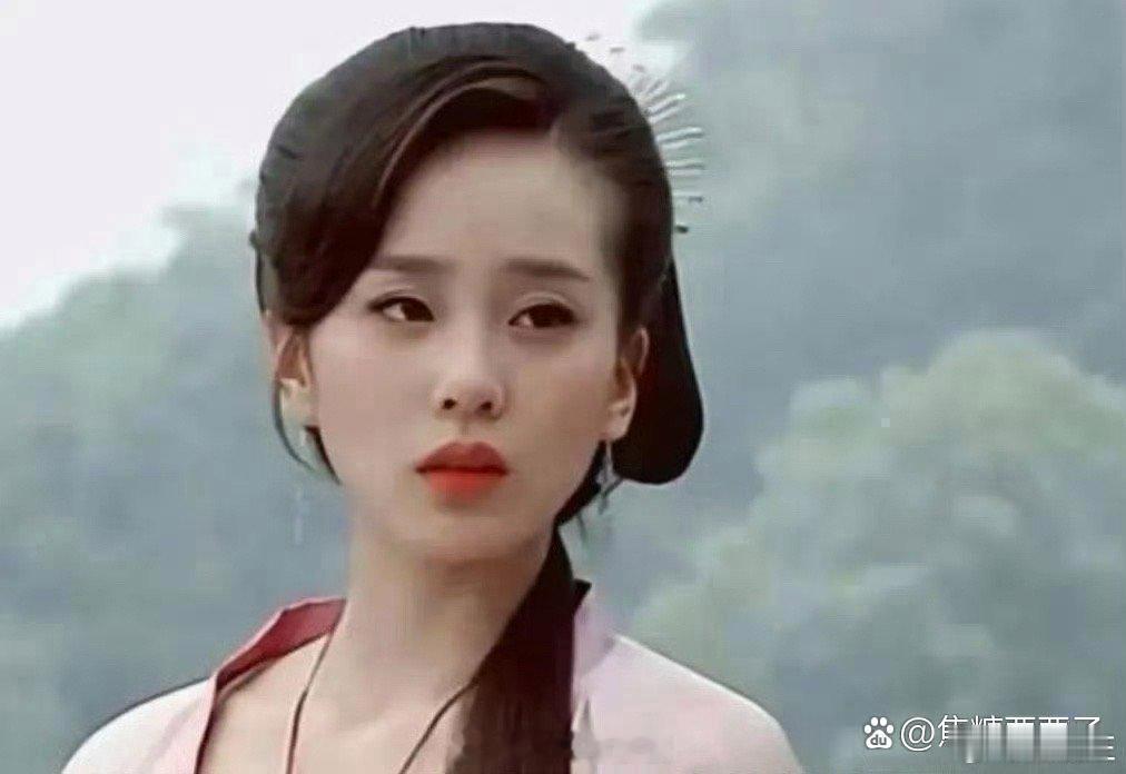 这头上戴的居然是别针！！以前的道具组真是会利用资源……