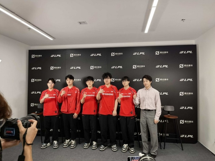 JDG赛后群访 厂长: 对面亮寡妇攻击我心态 但还好吧