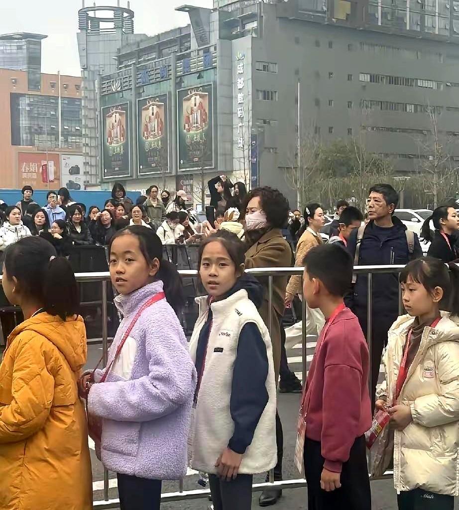 成都混团明天开打，有个小身影让球迷坐不住——小豌豆球童要