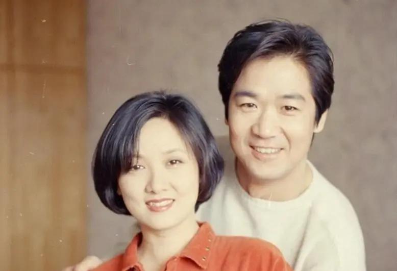 张国立和邓婕年轻时候都是俊男靓女，看上去非常般配，邓婕早就不演戏了，彻底退居幕后