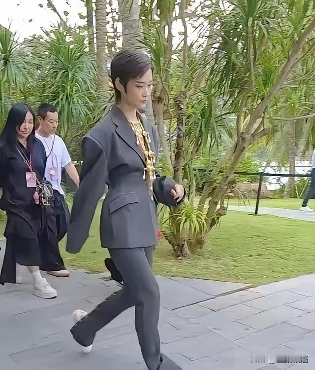 即便不喜欢人家，也不至于这么丑化人家吧！太不道德了。近日，网友晒出一组李宇春的