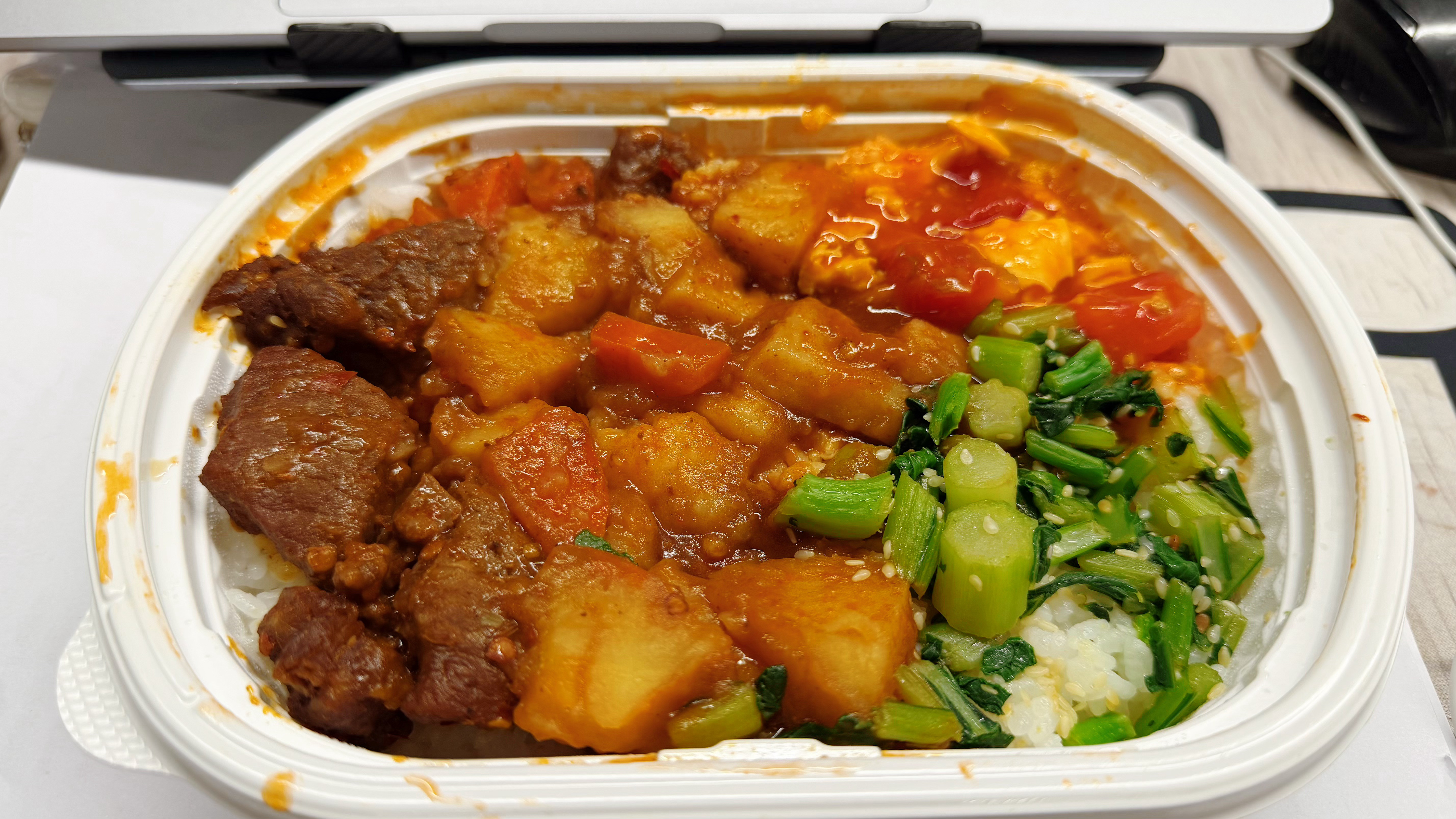 这两天工作餐都是711便当，单价15到17块之间价格算是亲民了吧，味道也还行现在