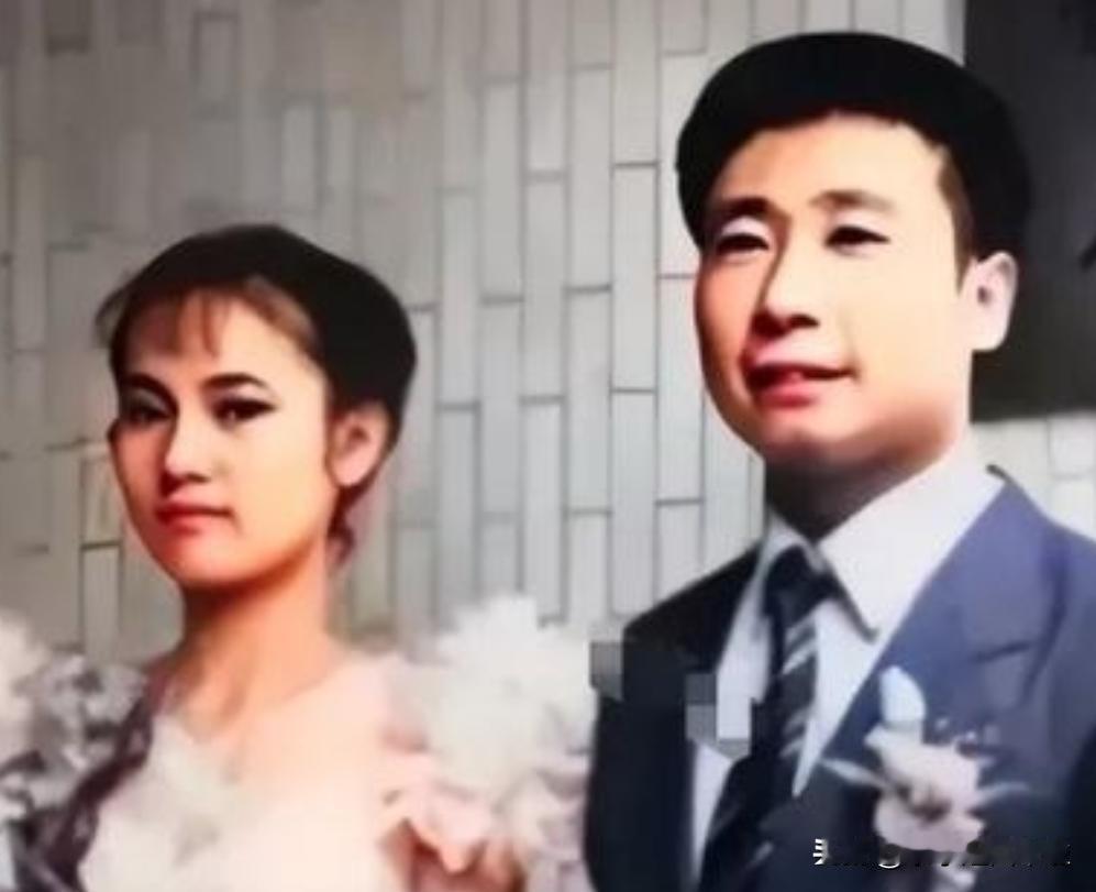 1983年，曾从大陆叛逃到台湾的飞行员王学成结婚了，婚礼上，王学成高兴的一直笑，