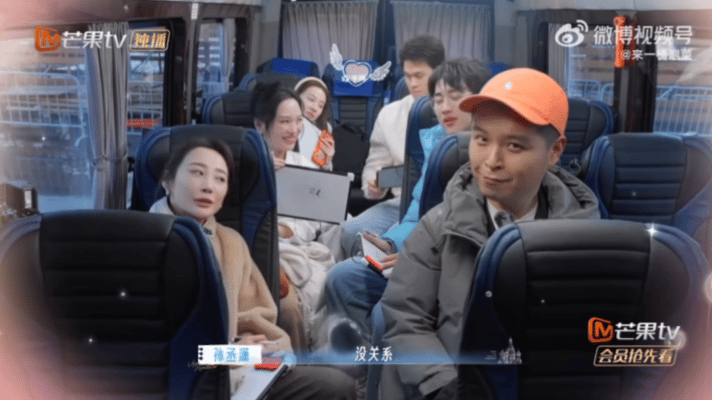 马頔你忍忍吧马頔人家新婚你忍忍吧别人新婚燕尔，马頔在线承受甜蜜暴击，这一脸生无