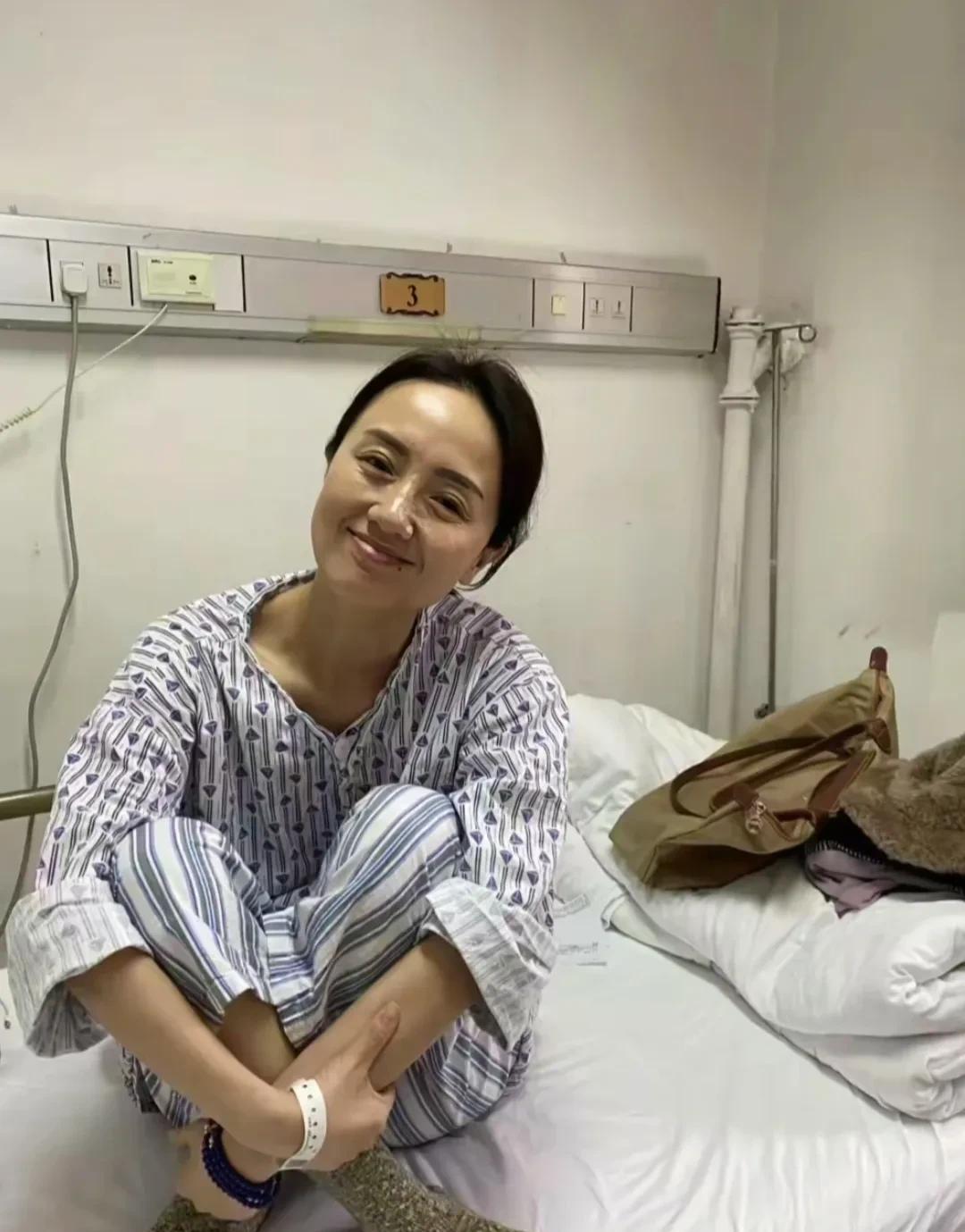 看了朱媛媛在病床上的照片，除了有点憔悴，还是很漂亮、优雅，脸上很乐观。感觉她走