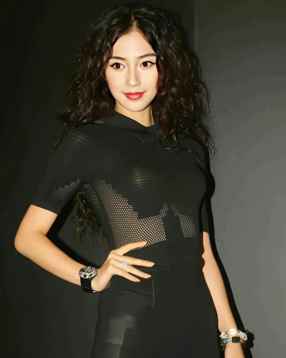 Angelababy以一身黑色透视紧身裙以细密的网格镂空图案勾勒出身体曲线，在