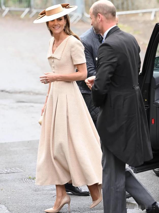 哈哈哈有趣！今天是安妮公主的儿子，皮特的二婚婚礼日。英国王室成员罕见的又集中到一