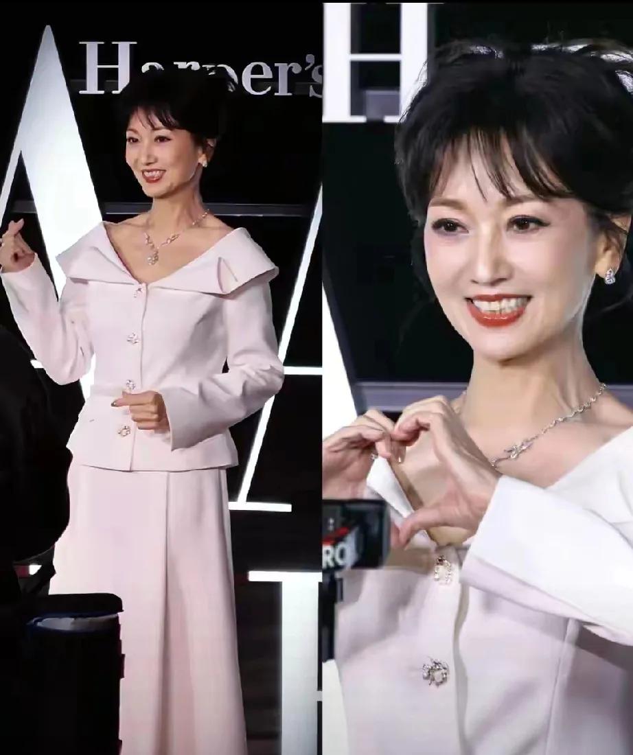 时尚芭莎艺术大赏红毯上，赵雅芝一亮相便惊艳全场！72岁的她，身姿优雅，气质卓绝，