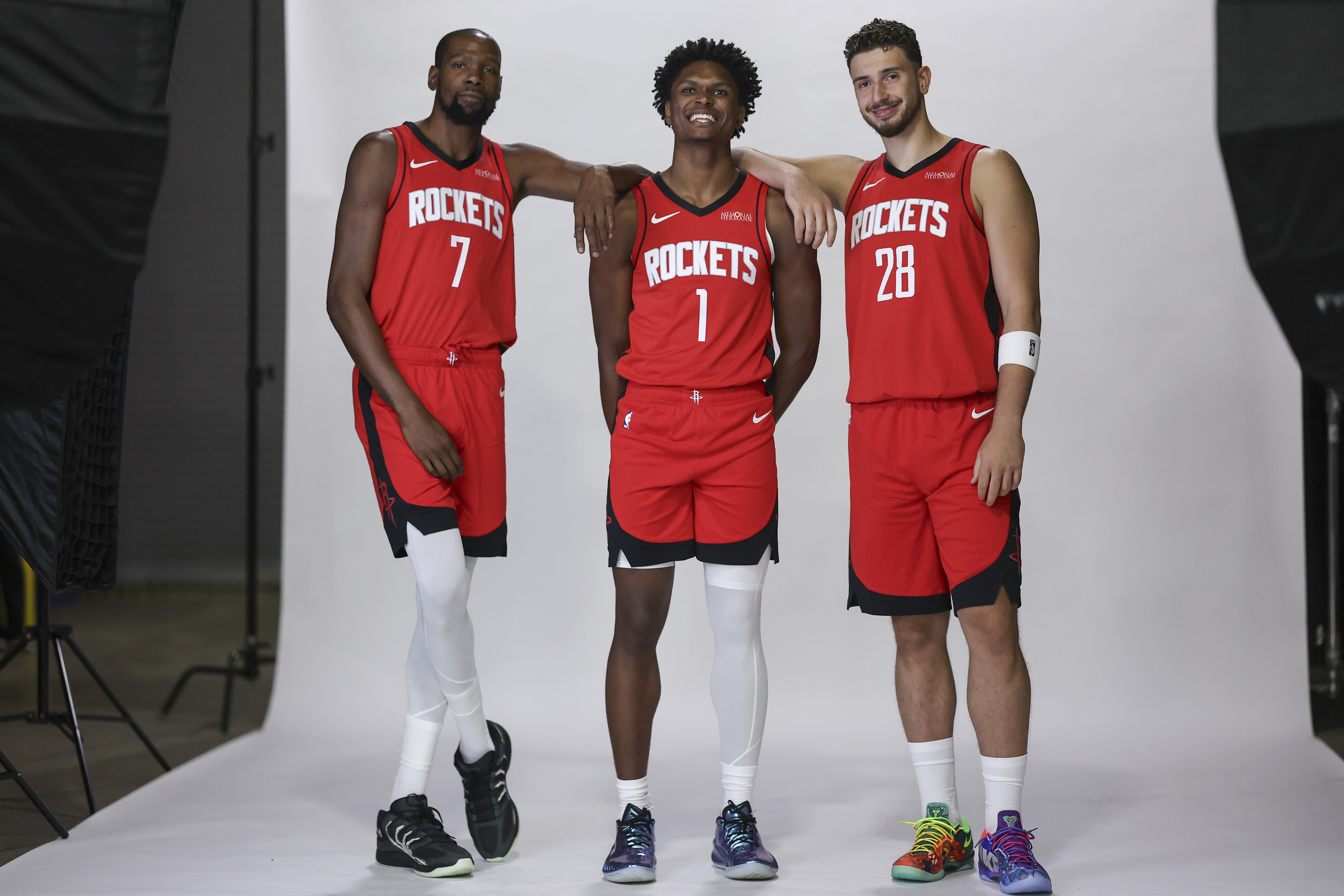 火箭队现在是以不变应万变。NBA记者特伦顿·怀廷认为火箭队现在非常的冷静，他们从