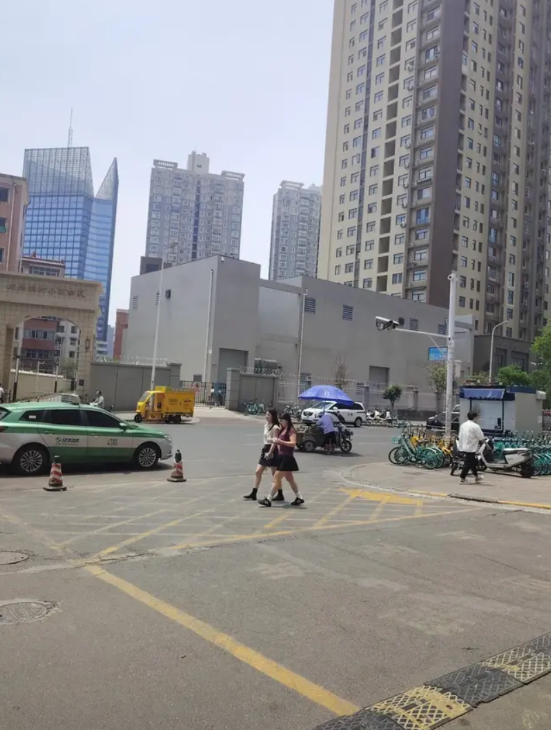 现在的人们挣钱太不容易了。     今天上午，郑州市金水区黑朱庄门口又听到有人
