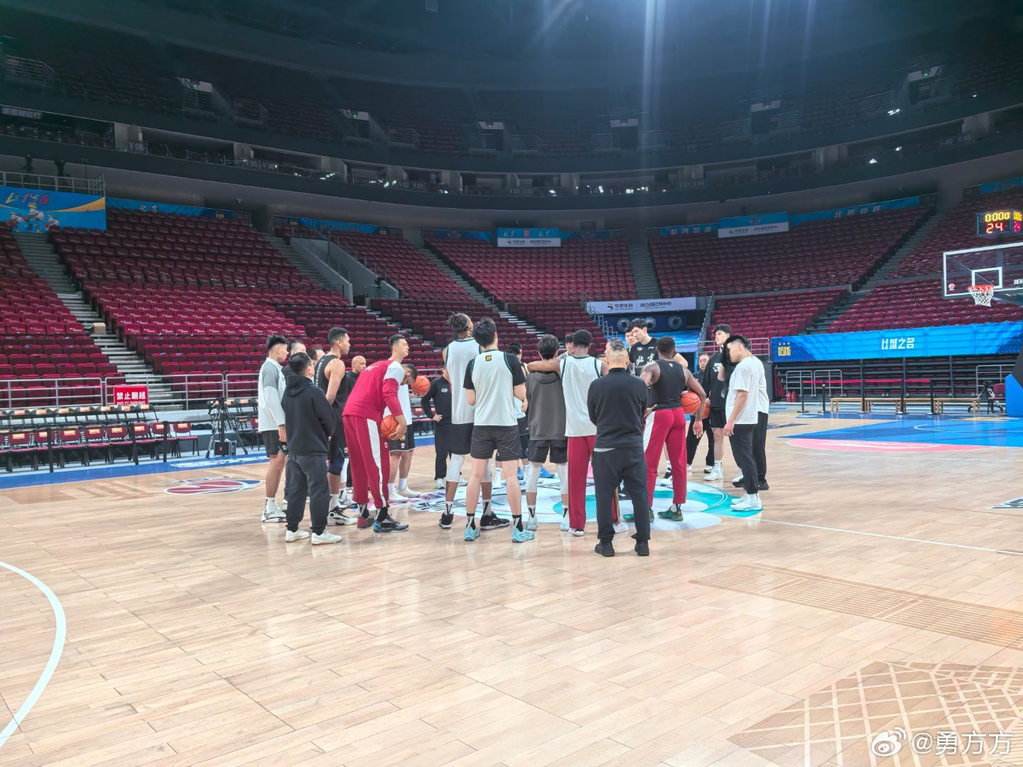 北京首钢赵睿大概要缺阵两周左右，至于他是不是另一条腿受伤，许指导和队医都说是，