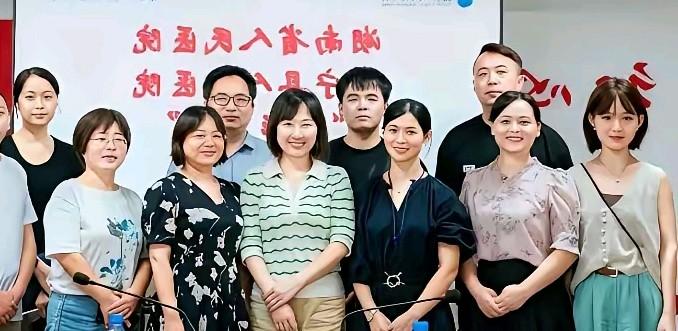 在那个医院里有年轻的，漂亮的比曾主任年轻的有的是。为什么祖院长偏偏选中了44岁的