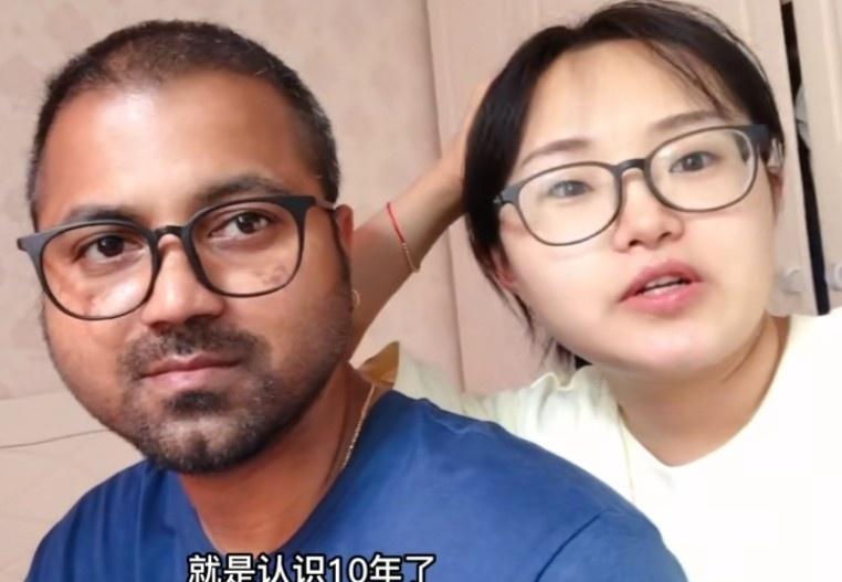 [微笑]心里没数吗？辽宁女生嫁给印度丈夫七年，平常拍短视频女生都是笑个不停。谁知