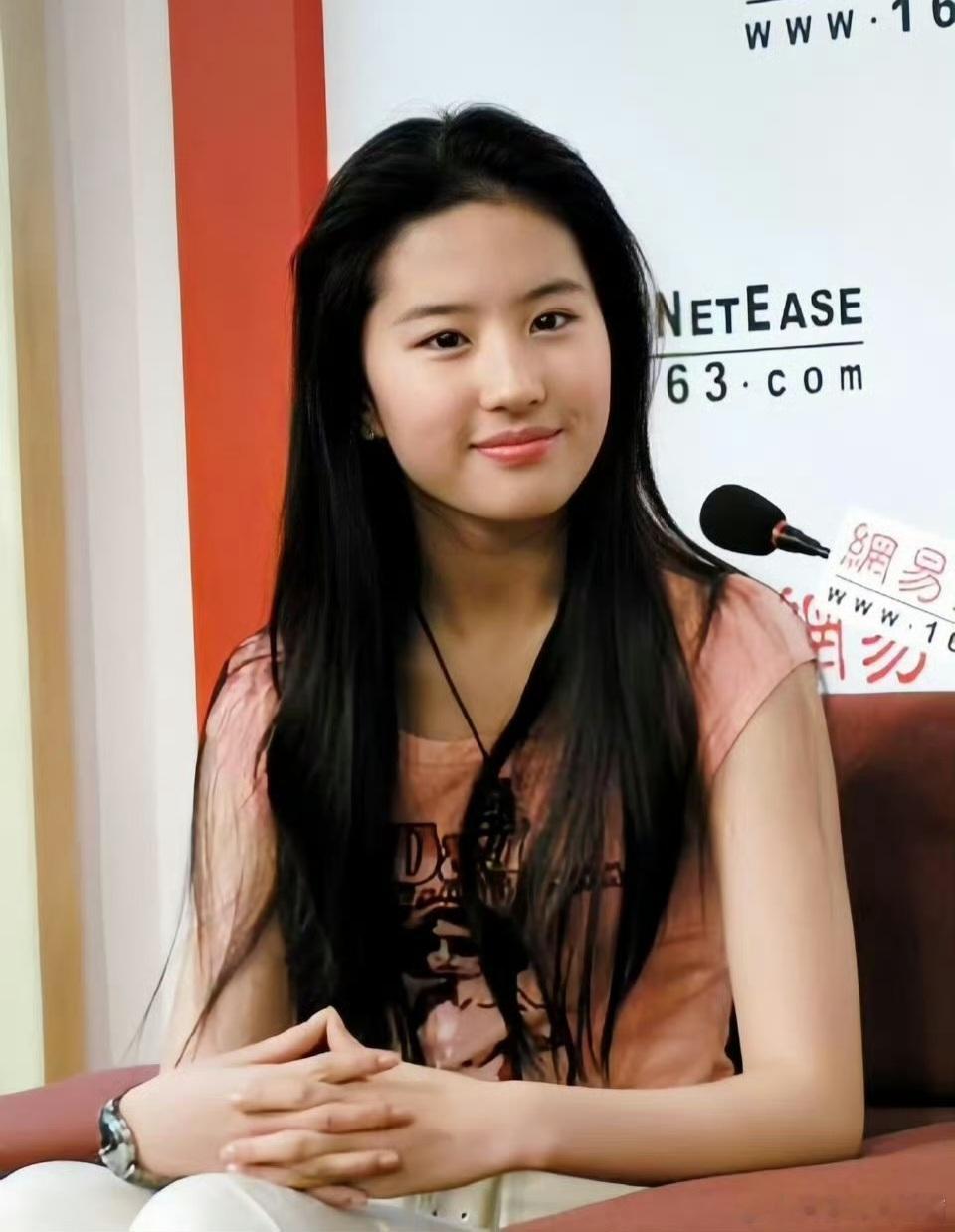 刘亦菲在网易访谈间的穿搭，真的是让人眼前一亮。她身穿浅粉色短袖T恤，面料柔软透气