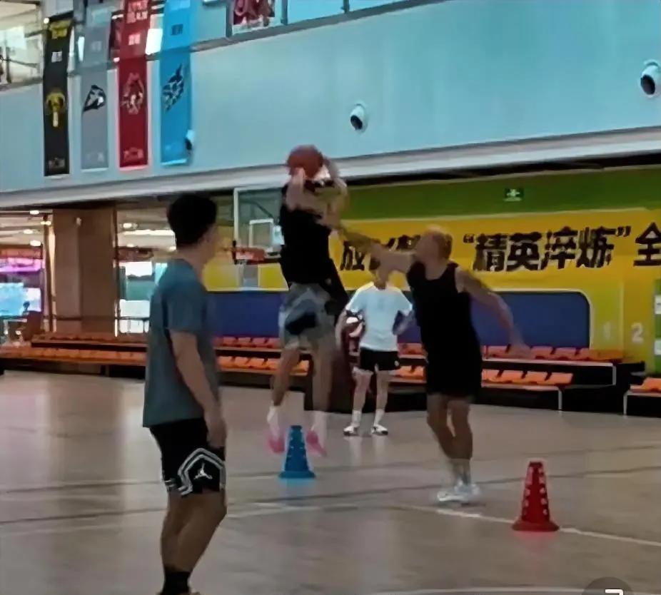 中国男篮集训大名单近期出炉，留洋后卫锁定1个名额！据篮球自媒体球圈赵探长透露，