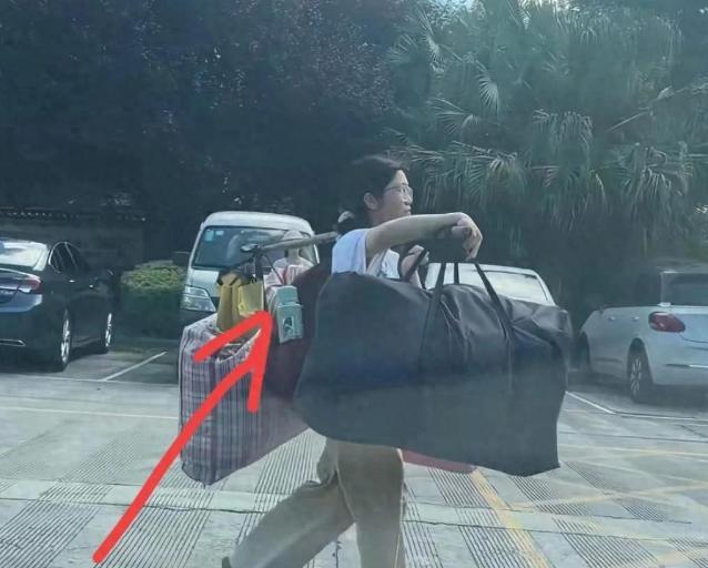 班主任揭秘“扁担女孩”的真实情况，我们这才明白，为什么一张简单的照片，就能令她火