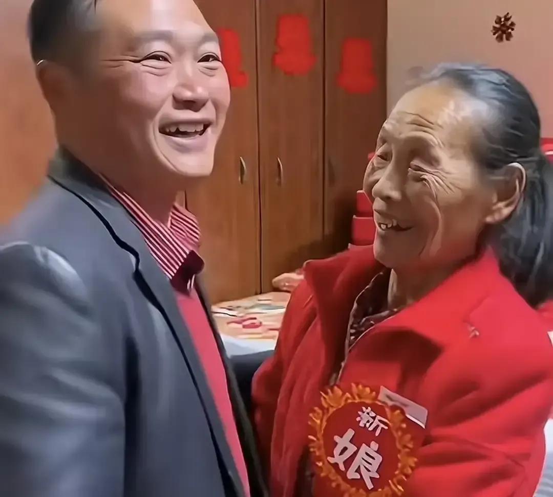 三十岁农村小伙迎娶拿退休金的大娘，婚礼现场冷得跟腊月井水一样。新郎板着脸，爸妈