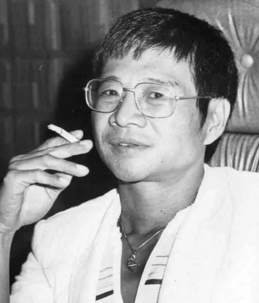 1957年，倪匡伪造公章和介绍信，由内蒙古畏罪潜逃至广州，七月间偷渡澳门，最终逃