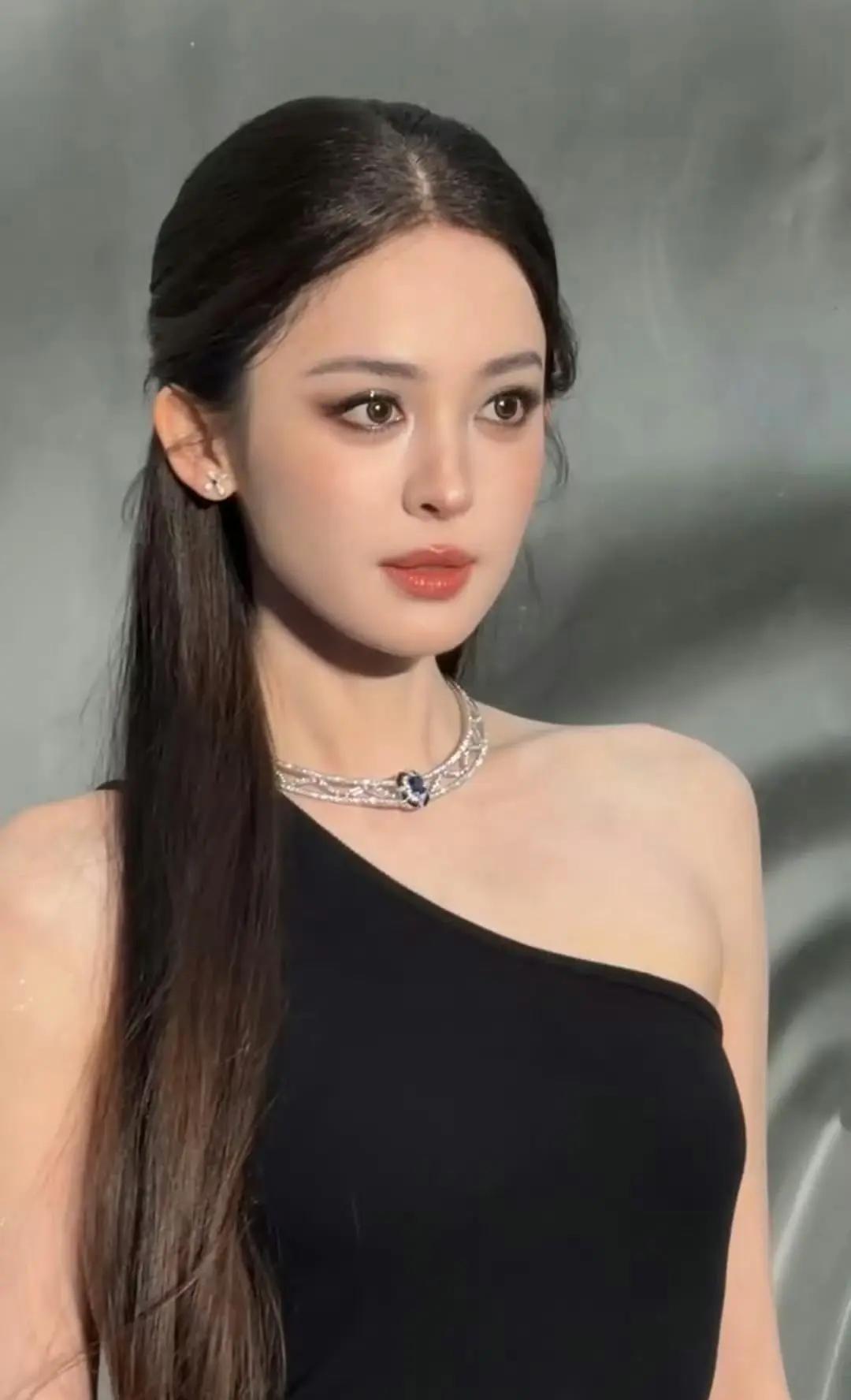 古力娜扎和迪丽热巴同一天的线下活动生图，感觉热巴看起来像娜扎的姐姐[捂脸哭]俩人仿