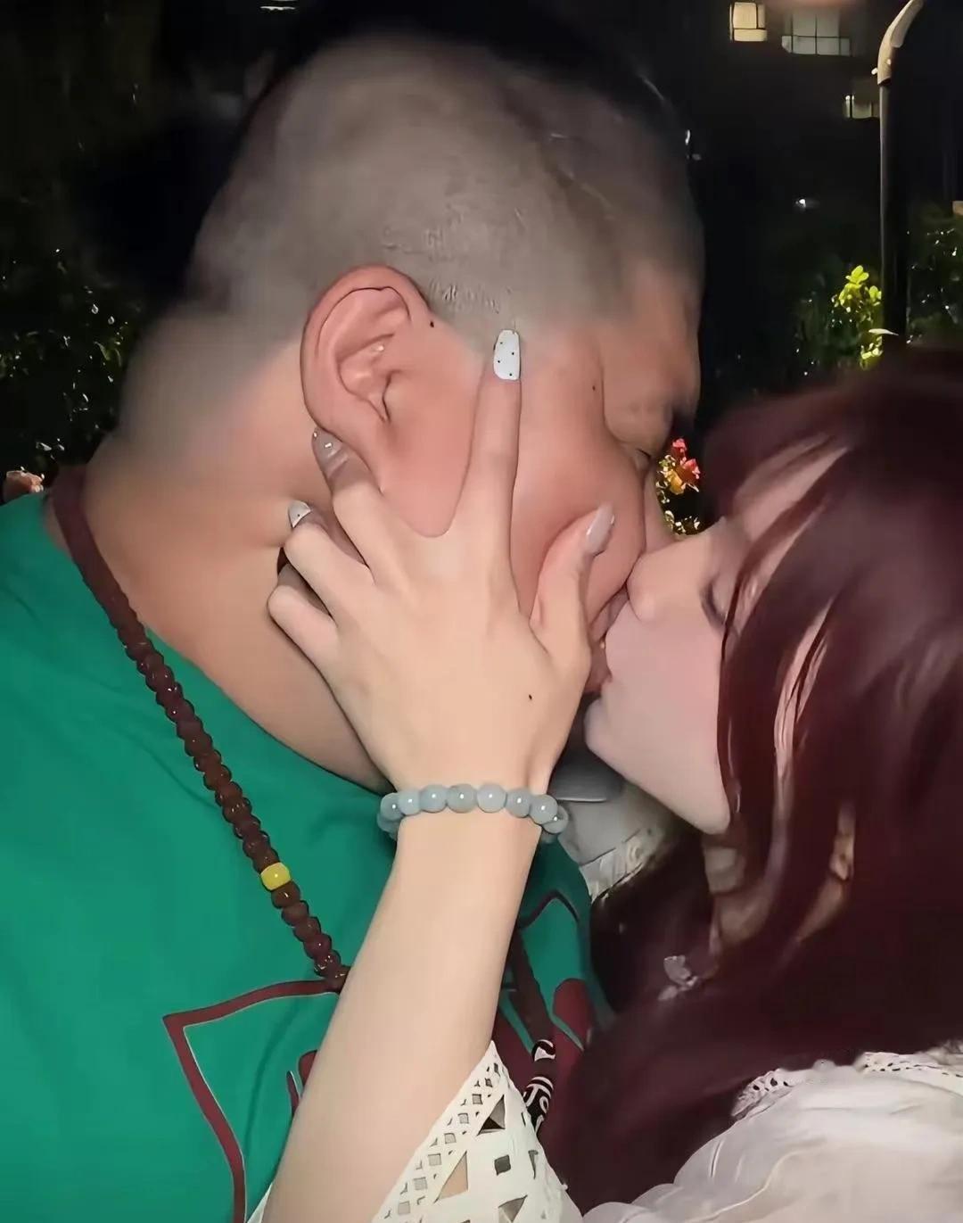 看到87年男士和02年女生那张亲密照时，我脑子里蹦出的第一个念头就是——这姑娘到
