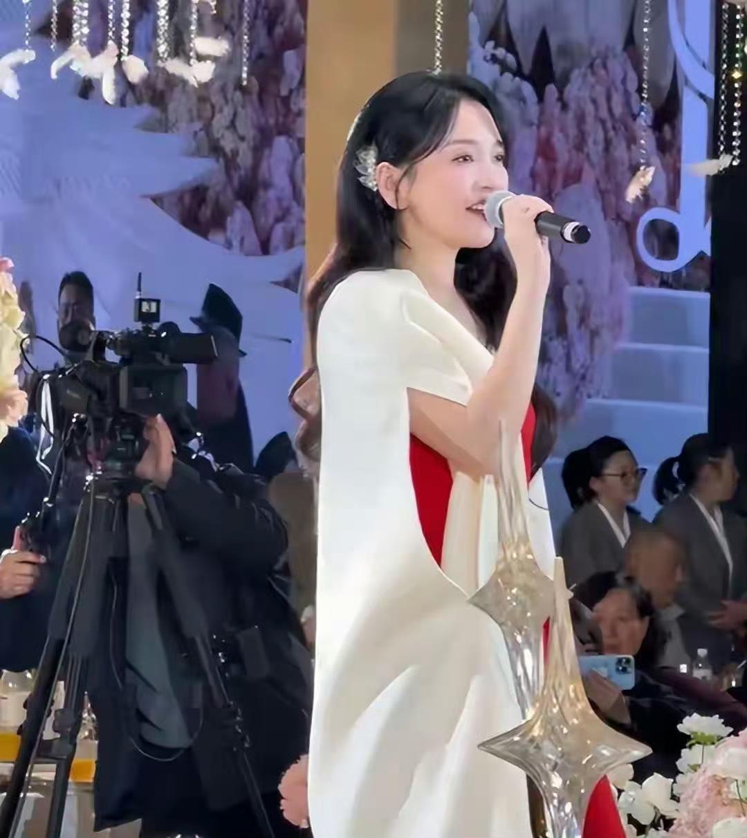 42岁金莎接婚礼商演，穿裙子冻得脸通红，唱3首歌才35万​