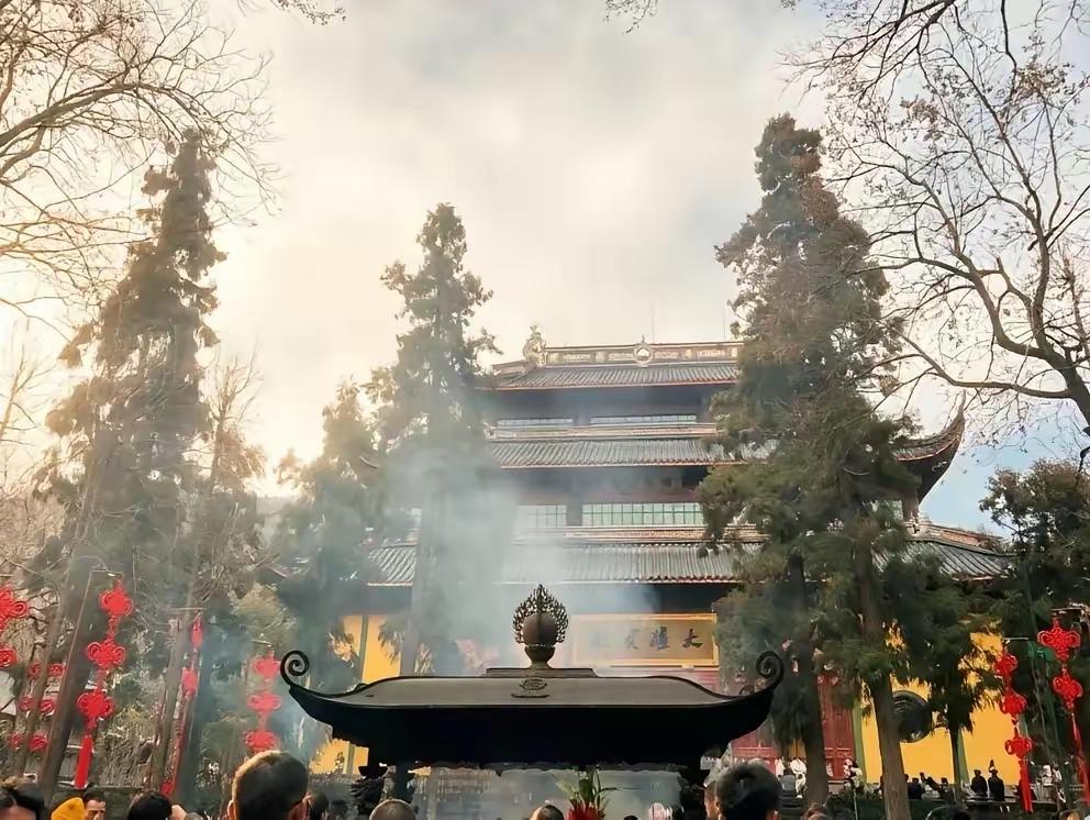 我确实相信玄学！我侄子过年的时候去寺庙烧香，刚点着，香火一下子就变得特别旺，