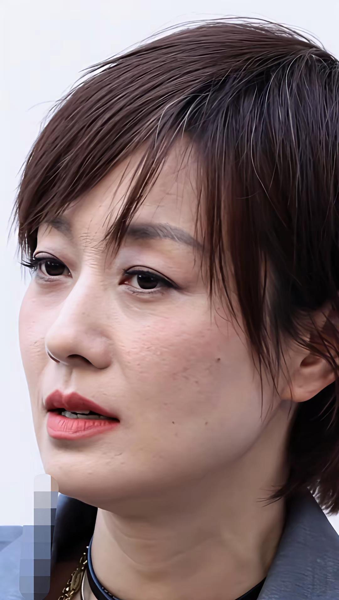 马伊琍快50的女人这样已经很好了，有钱有颜有孩子强过很多人