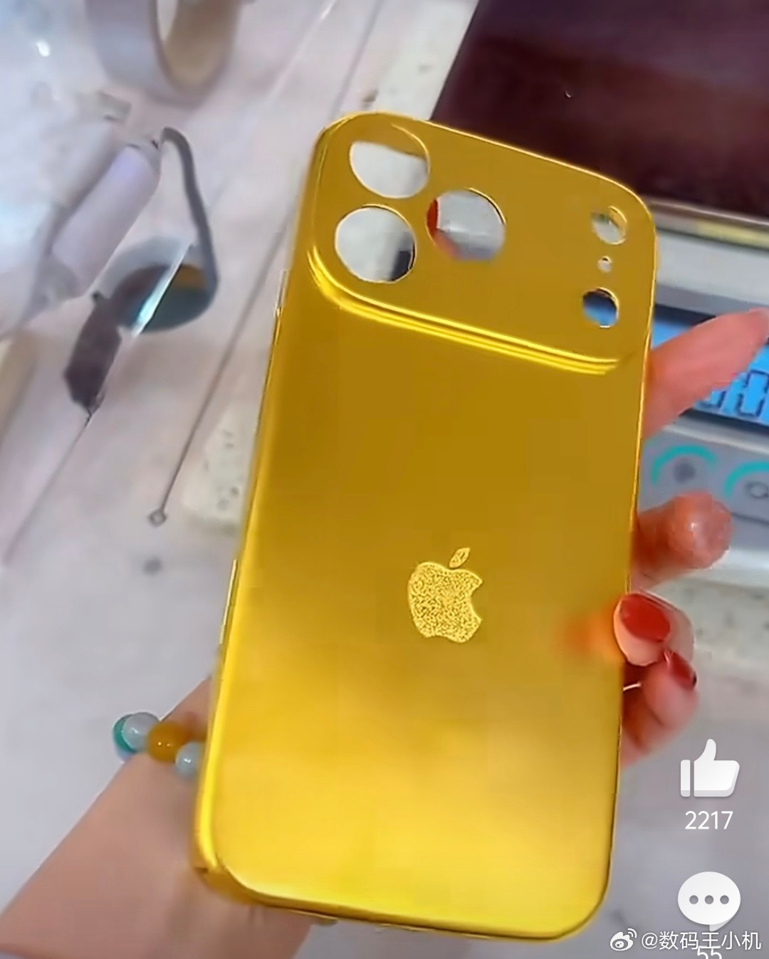 手机壳比手机还贵还是有钱人会玩儿，200多克的手机➕上400多克的黄金，拿在手里