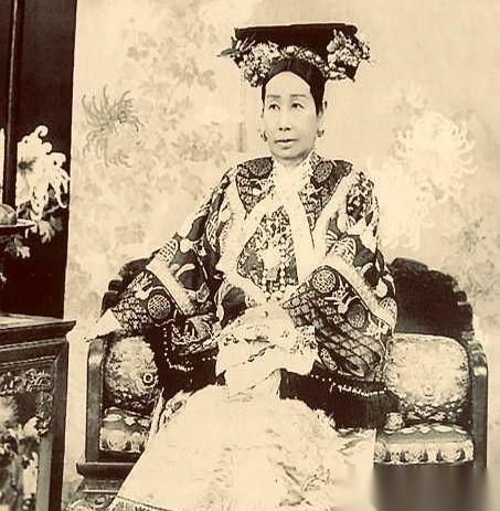 慈禧掌权47年，手里没捏过一兵一卒。但那些手握几十万大军的总督、亲王，见着她，