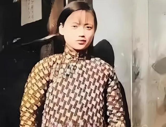 1937年，一名日军少佐抓了两名漂亮女孩儿，在等两人洗澡时，却不料被她俩给跑了。