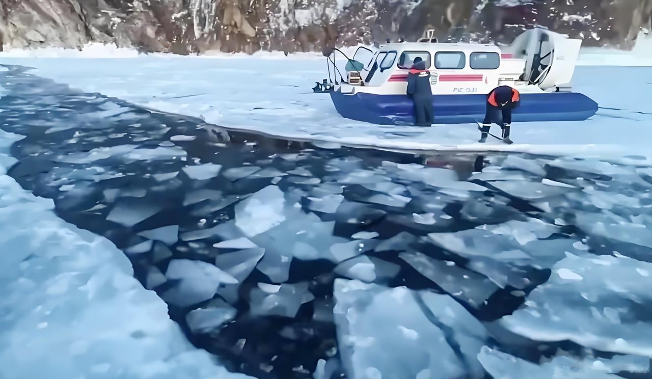 掉进冰冷的贝加尔湖还能幸存，这名年轻男子真是福大命大，跟他同车的其他人都魂归湖底