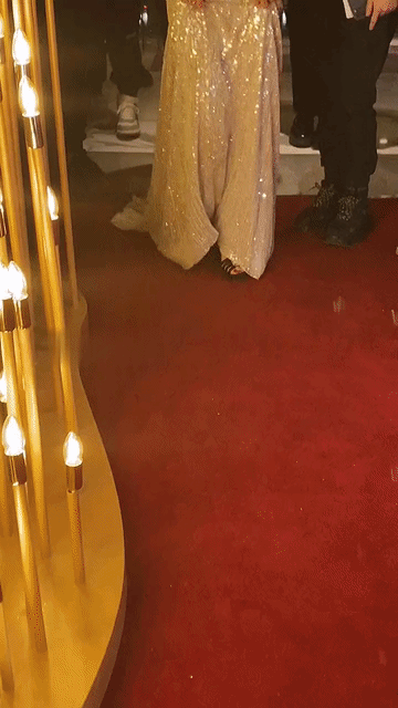 感觉黄圣依长了一副很没有心眼的样子，也不知道前面这个大哥是在给黄圣依整理什么？贴