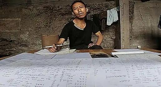 2004年，男人住在桥洞底下，一天两包烟一斤酒，就这样过了10年，原因居然是为了