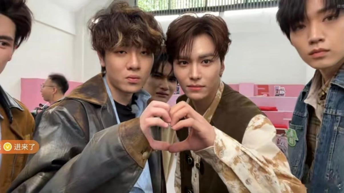 钟辰乐抱希林娜依高的狗钟辰乐和狗狗同框互动相当的开心，而且怎么凑在一起也是满屏幕