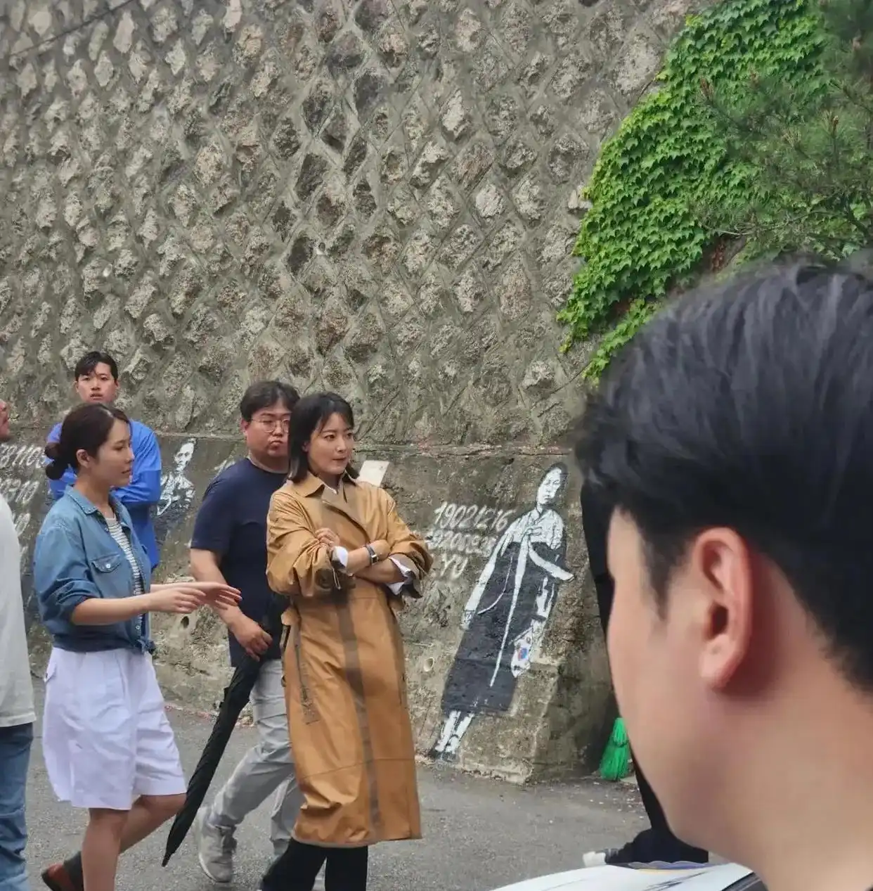 金喜善本人并没有网上吹得那么年轻漂亮，真人很一般面不善还挺大牌