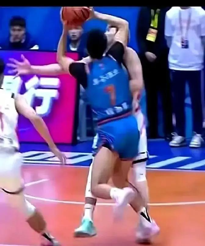 刚复出，一分钟不到，郭艾伦直挺挺躺地，脖子被四川1号一肘锁喉。那动作压根不是抢球