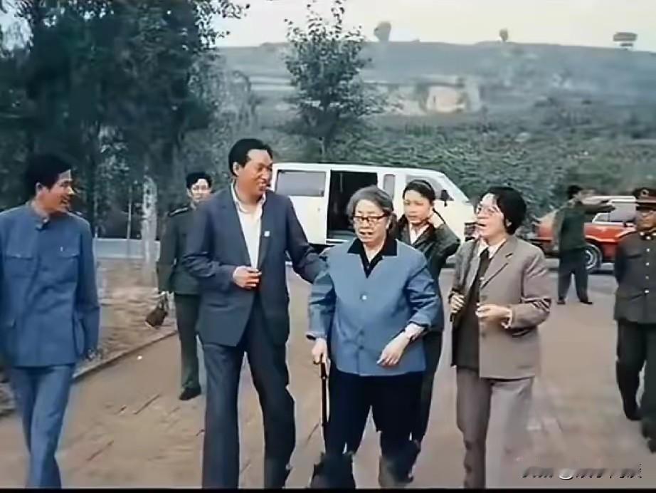 1982年，已步入花甲之年的浦安修，重回到巍峨的太行山。脚下这片土地，正是彭德怀