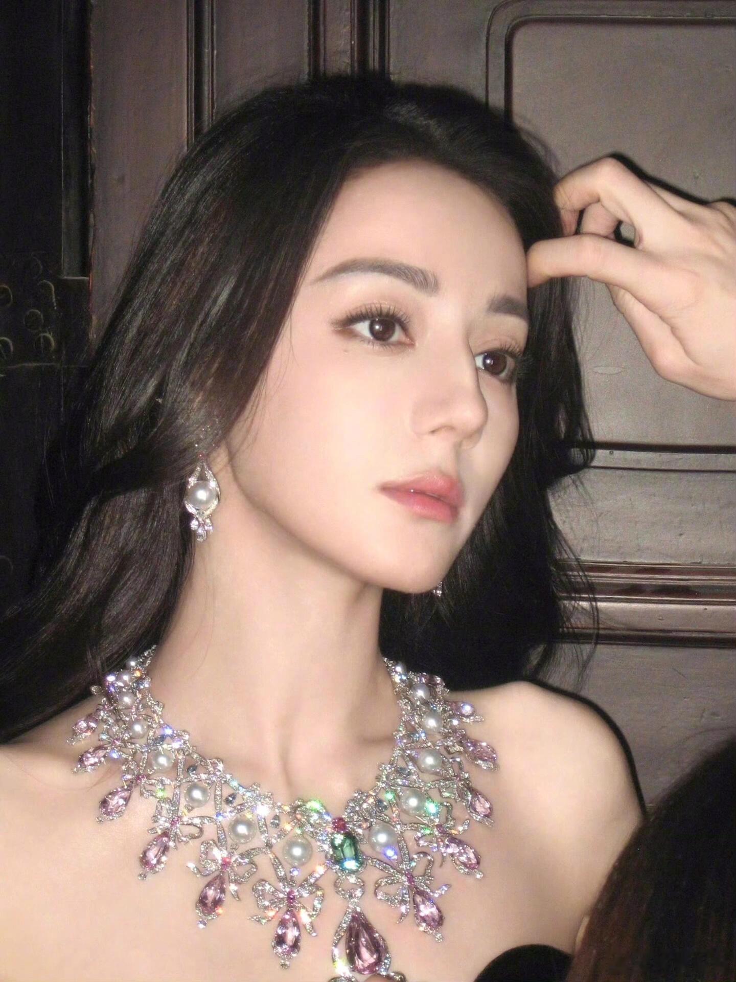 火彩后知后觉发现原来当时珠宝的火彩都这么闪了，璀璨的珠光宝气都没有夺取迪丽热巴这
