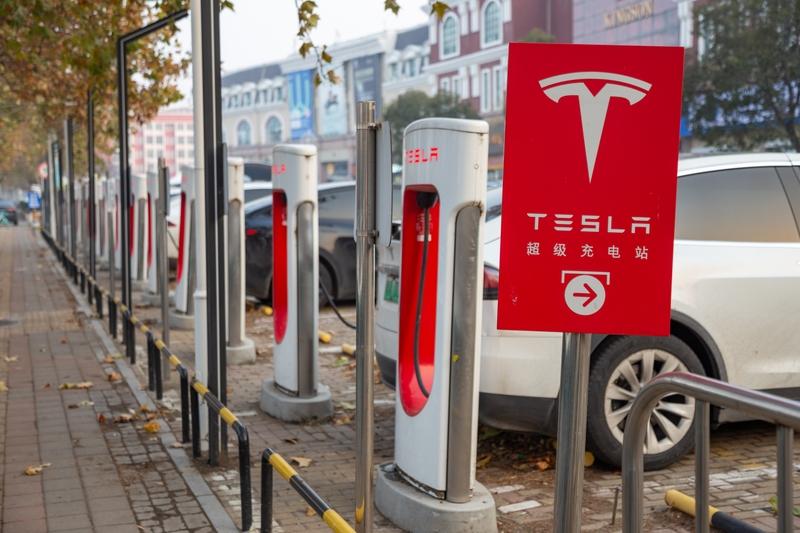 特斯拉中国超充站突破2500座，这可太牛了！截至目前，中国大陆有2500+座超