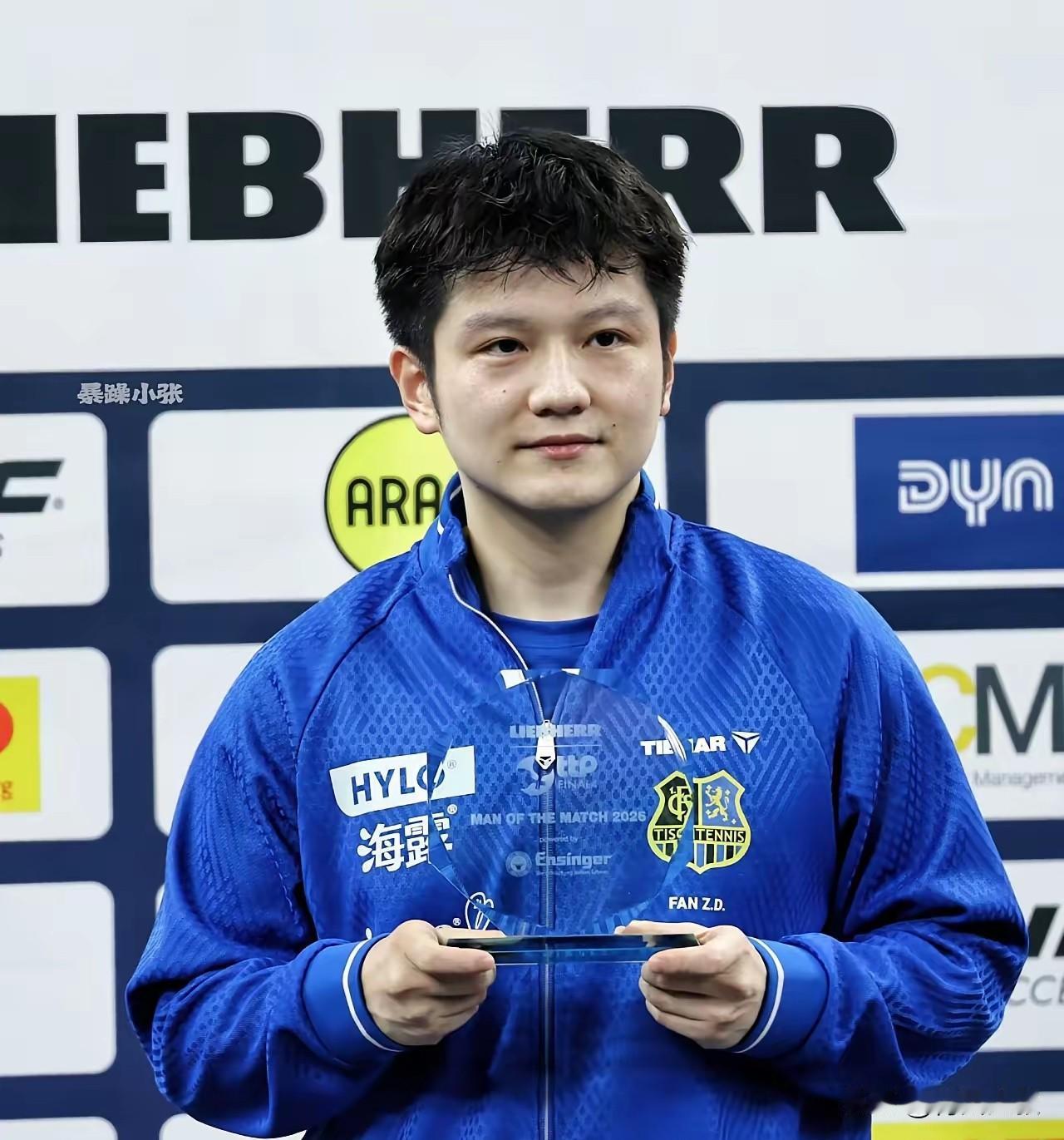 上海体育局太敬业了，凌晨恭喜樊振东夺冠！看来小编也是东哥球迷！正常事业编工